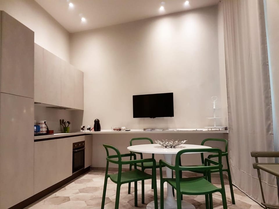 TV and multimedia, Coffee/tea facilities, Kitchen or kitchenette, Living room, Dining area