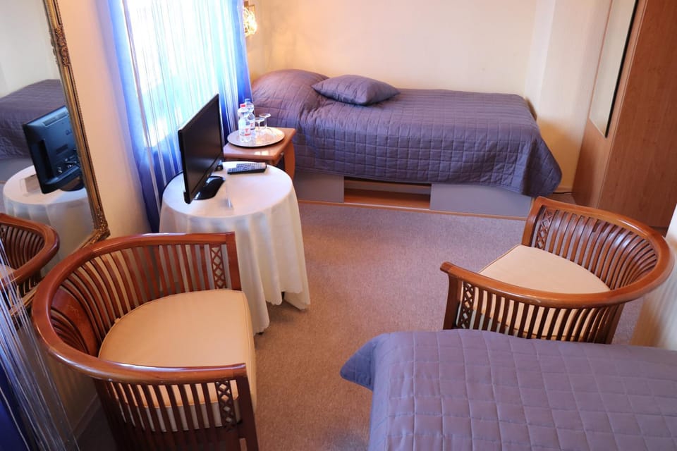 Bed, TV and multimedia, Photo of the whole room, Bedroom
