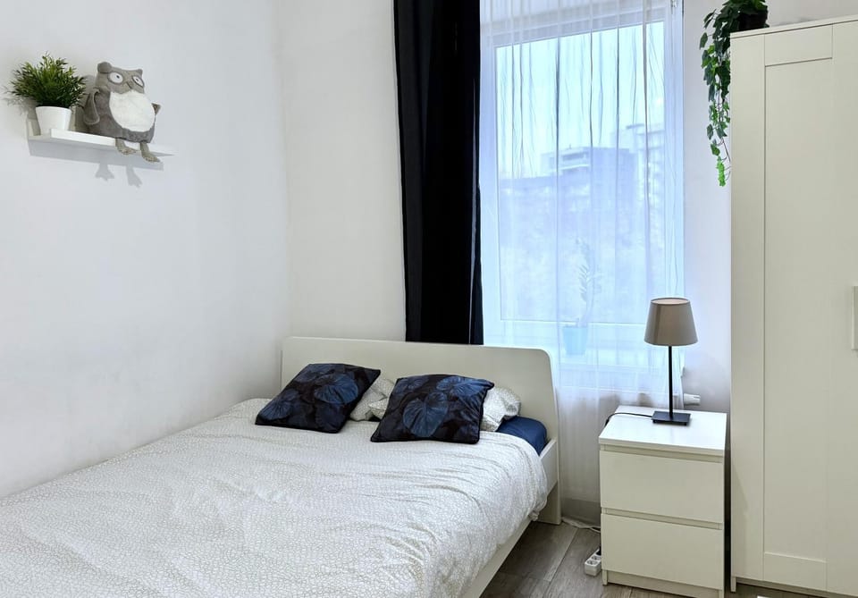 Bed, Photo of the whole room, Seating area, Bedroom