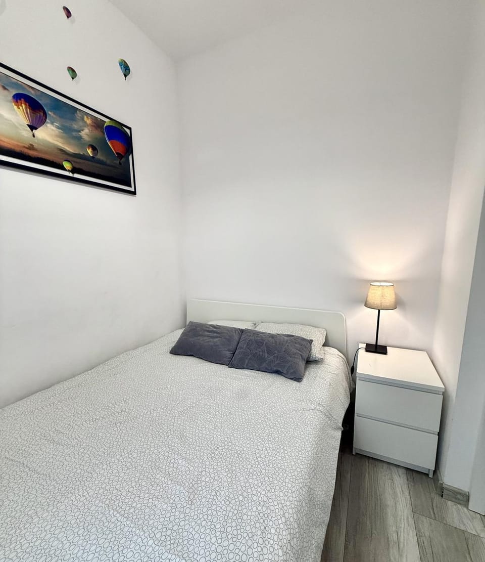 Bed, Photo of the whole room, Seating area