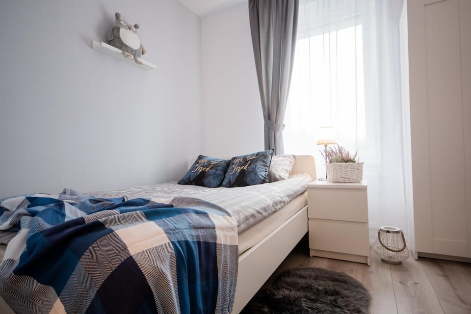 Bed, Seating area, wardrobe