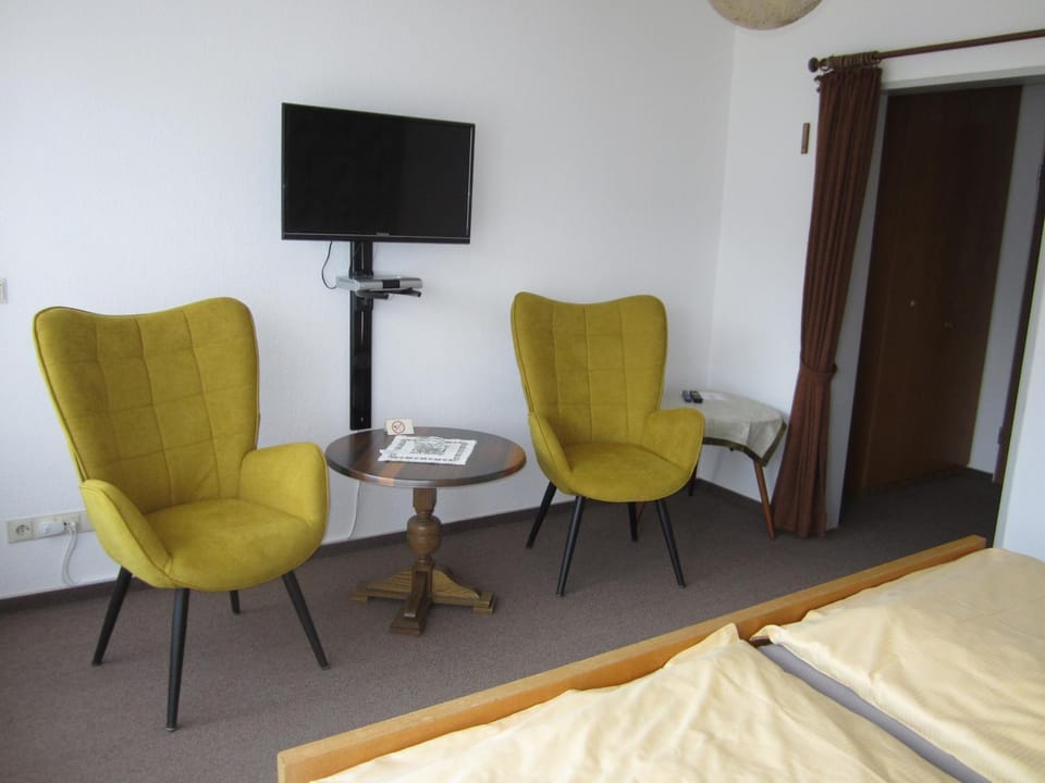 Photo of the whole room, Seating area