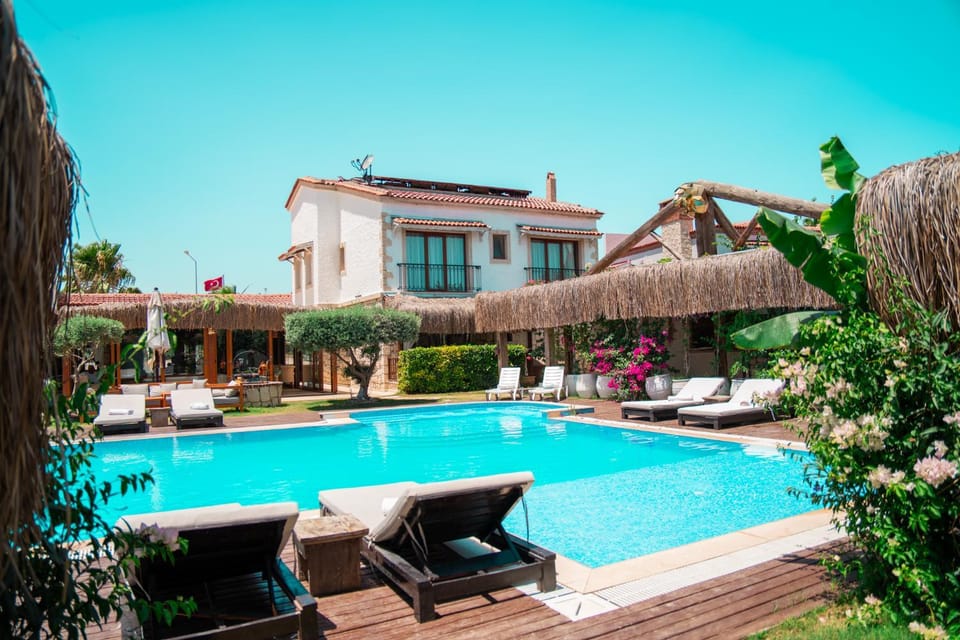 Property building, Garden view, Pool view, Swimming pool