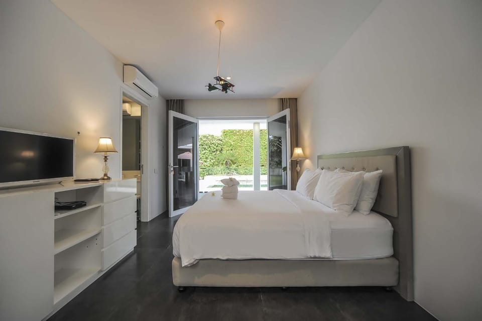 Bed, TV and multimedia, Bedroom, towels