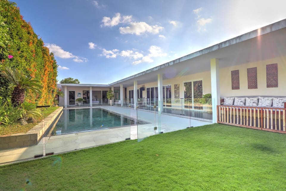 Property building, Day, Garden, Garden view, Swimming pool