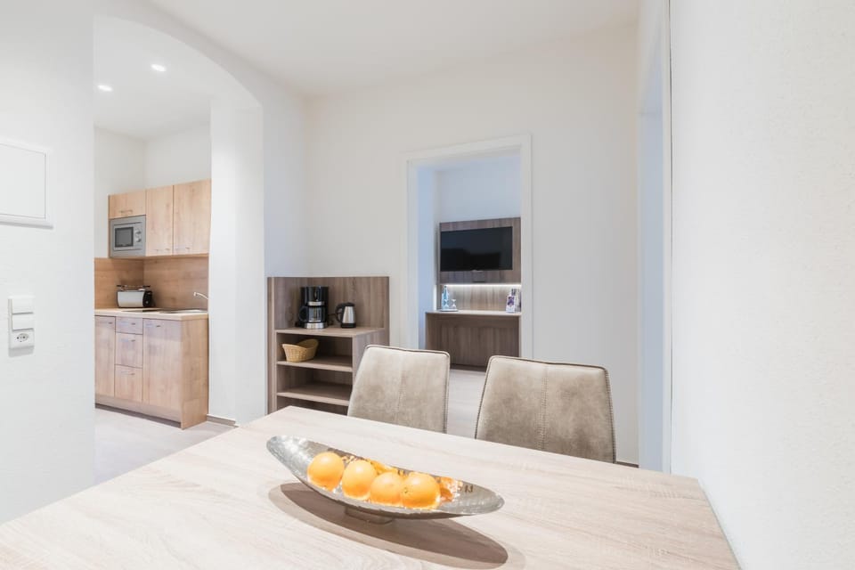 Coffee/tea facilities, Kitchen or kitchenette, Dining area, stove