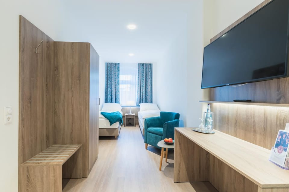 Bed, TV and multimedia, Photo of the whole room, Bedroom