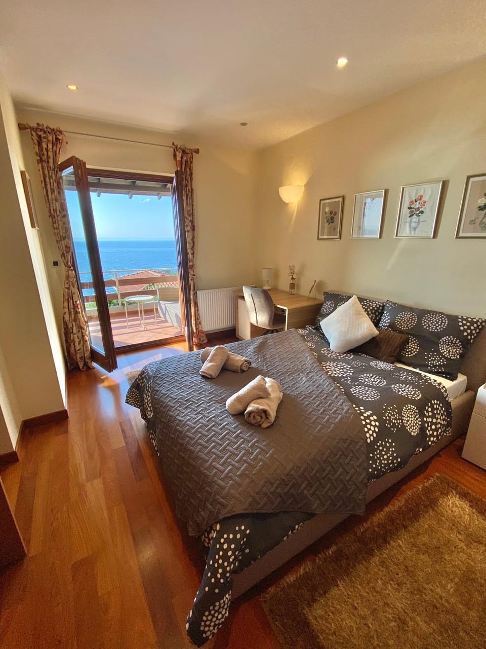 Bed, View (from property/room), Balcony/Terrace, Photo of the whole room, Seating area, Bedroom, Sea view, safe