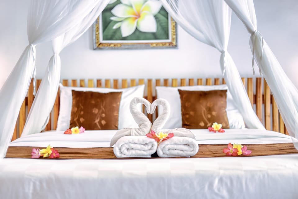 Bed, Bedroom, towels