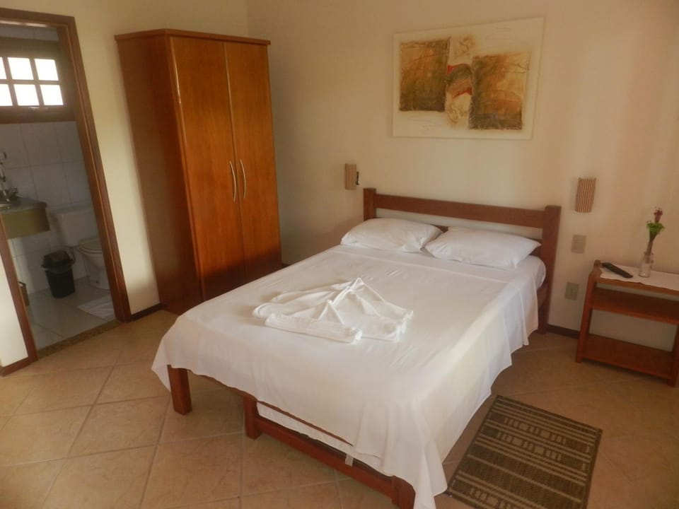 Photo of the whole room, Bedroom, wardrobe