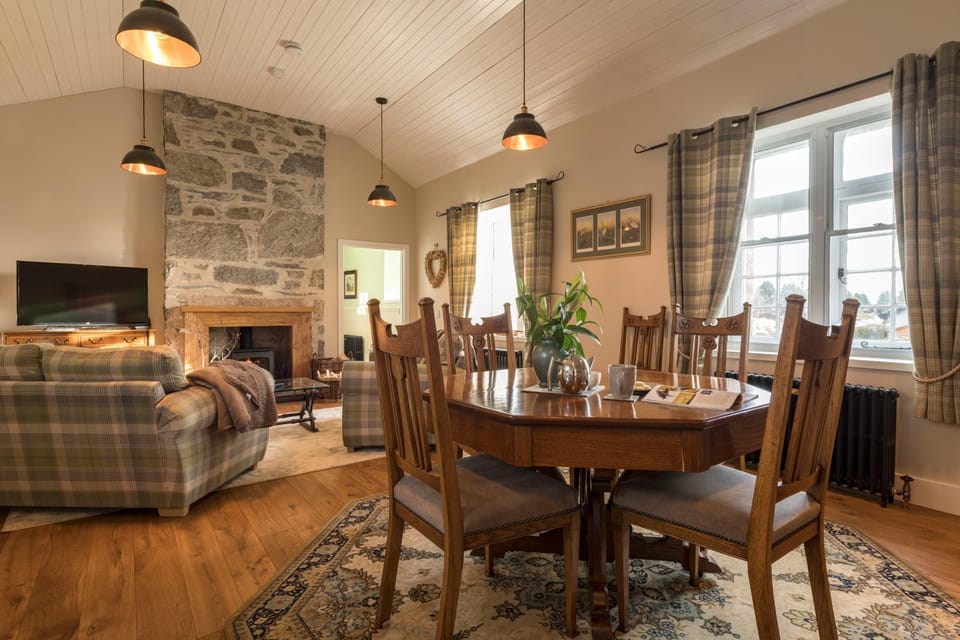 TV and multimedia, Living room, Seating area, Dining area, Family