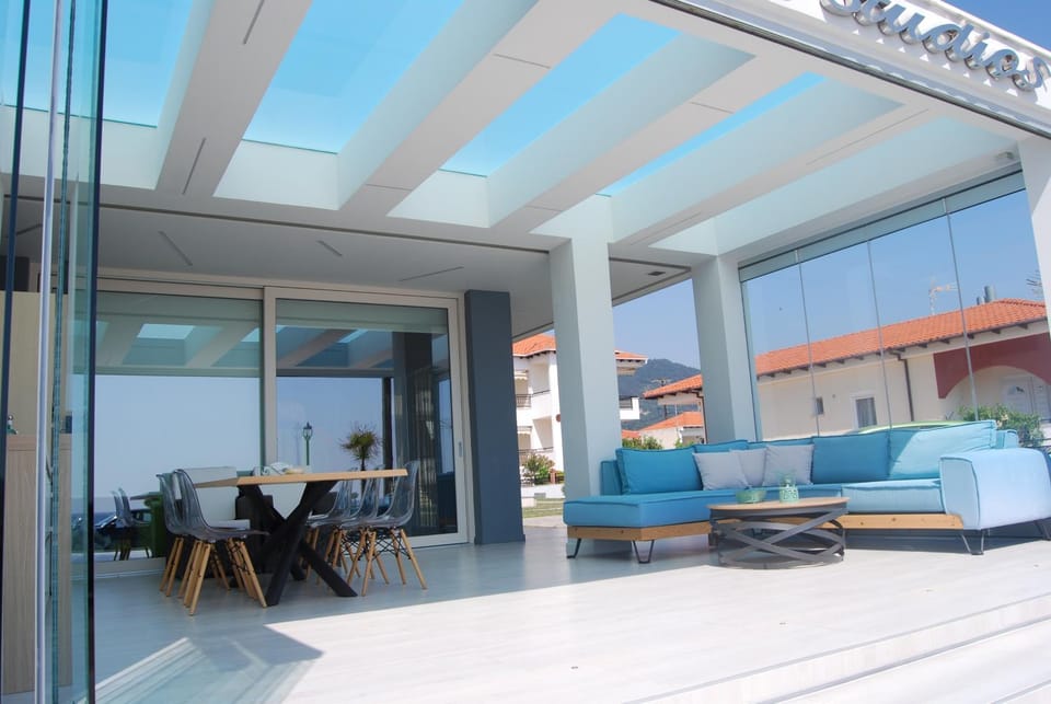 Property building, Patio, View (from property/room), Balcony/Terrace, Living room, Seating area, Dining area