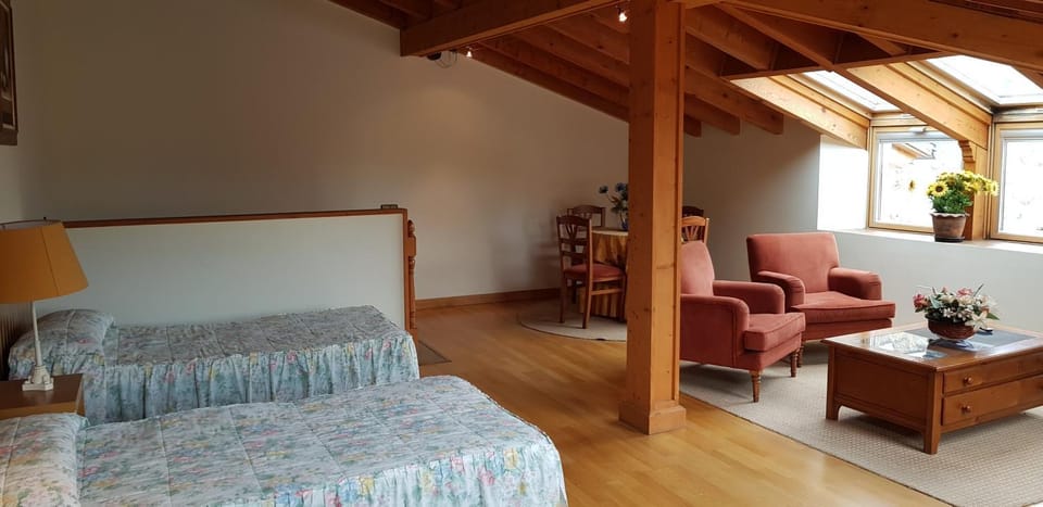 Bed, TV and multimedia, Living room