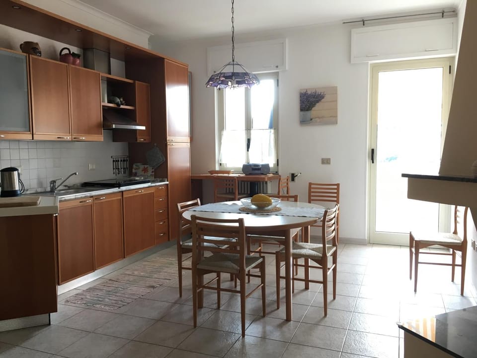 Kitchen or kitchenette, Photo of the whole room, Seating area, Dining area
