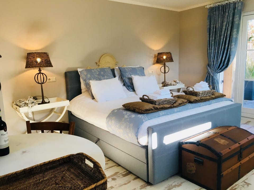Bed, Photo of the whole room