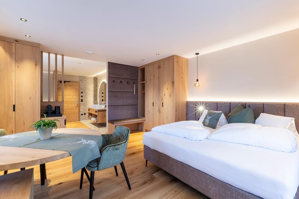Bed, TV and multimedia, Photo of the whole room, Seating area, Bedroom, wardrobe