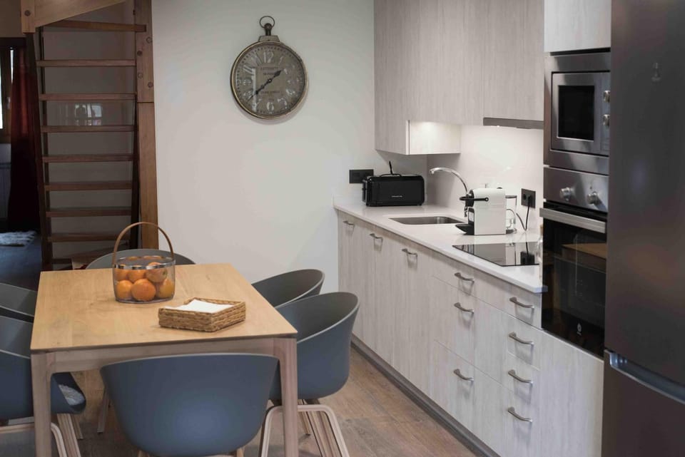 Kitchen or kitchenette, Dining area