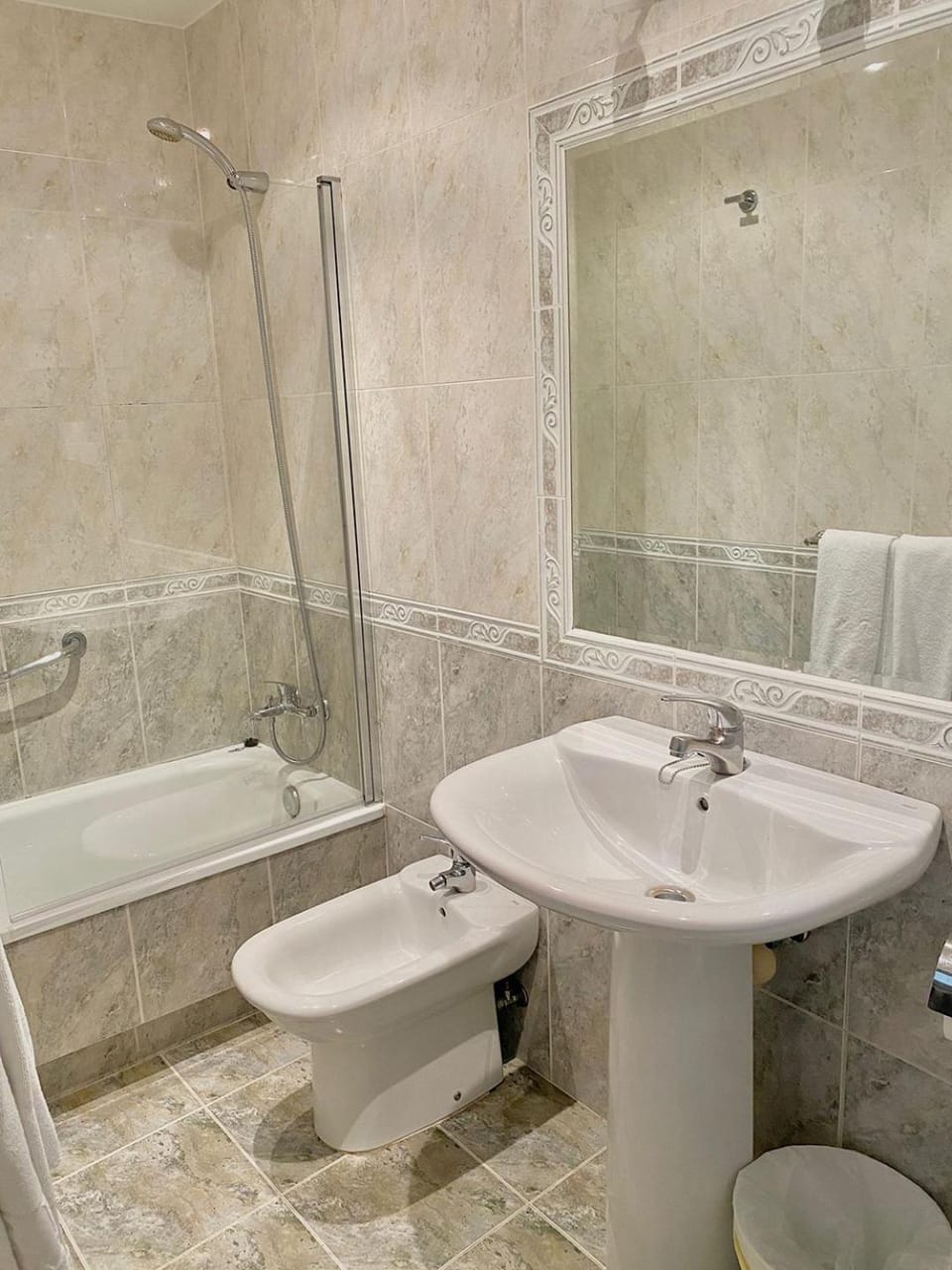 Toilet, Bathroom, Bath, bidet, towels