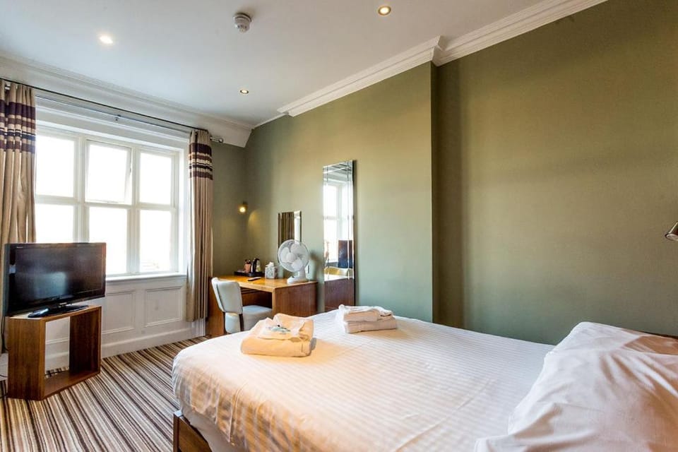 Communal lounge/ TV room, Bed, TV and multimedia, Photo of the whole room, Bedroom