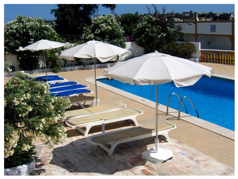 Day, Swimming pool