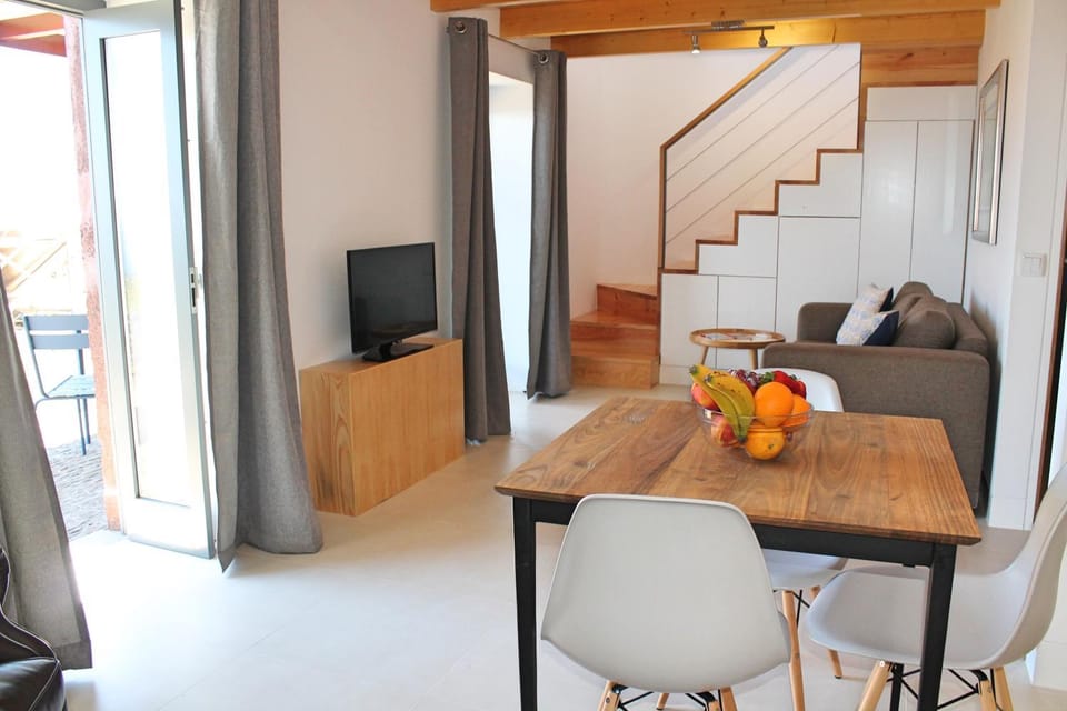 TV and multimedia, Living room, Seating area, Dining area