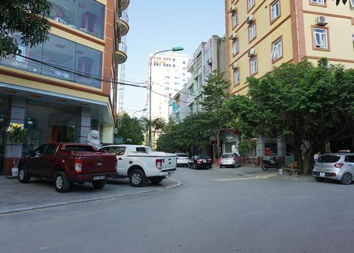 Property building, Day, Street view, Location, Parking