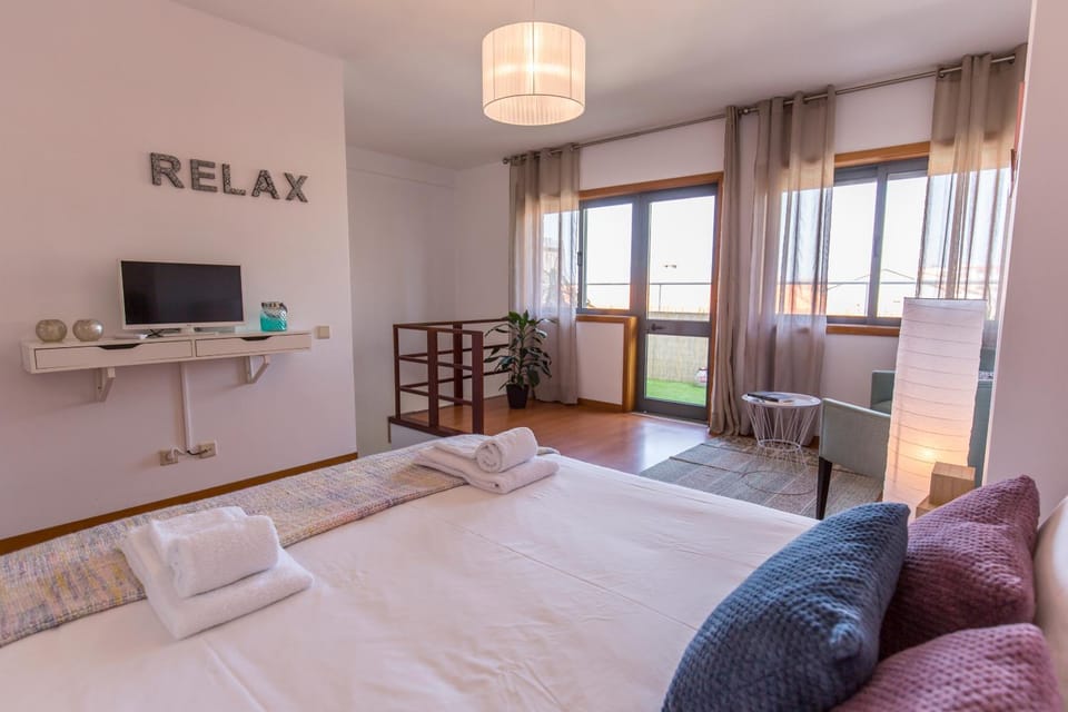 Bed, TV and multimedia, Seating area, Bedroom