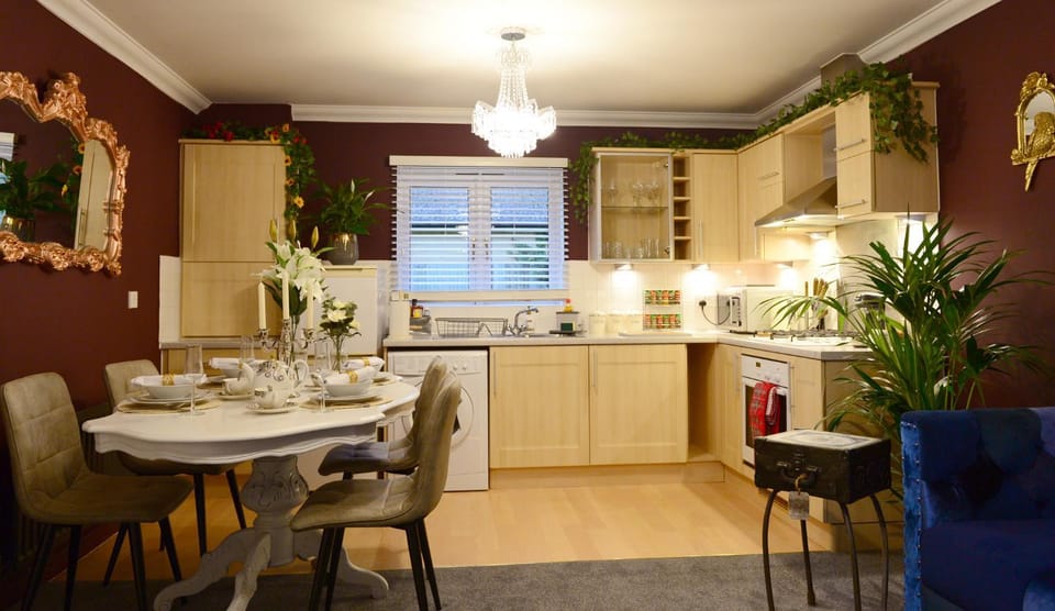 Kitchen or kitchenette, Seating area, Dining area, minibar, pet friendly, stove