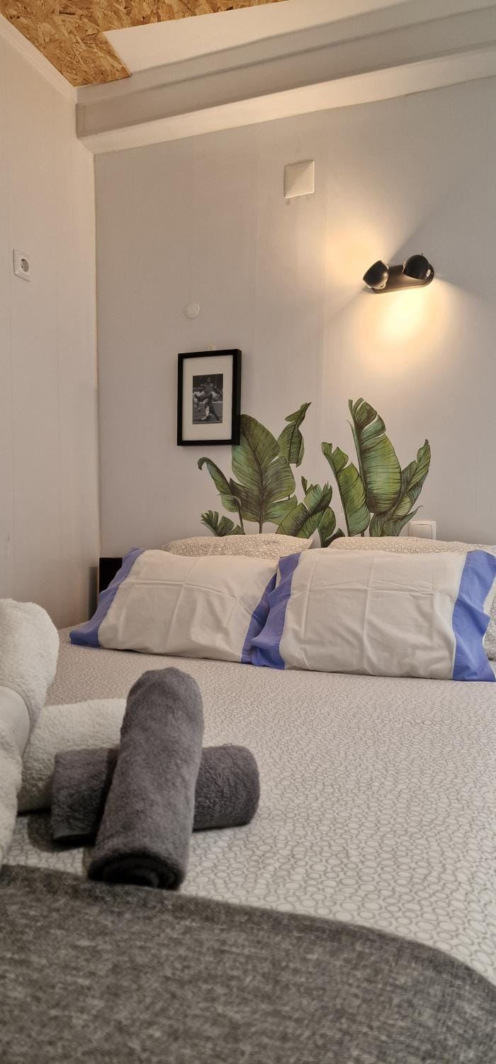 Bed, Bedroom, towels
