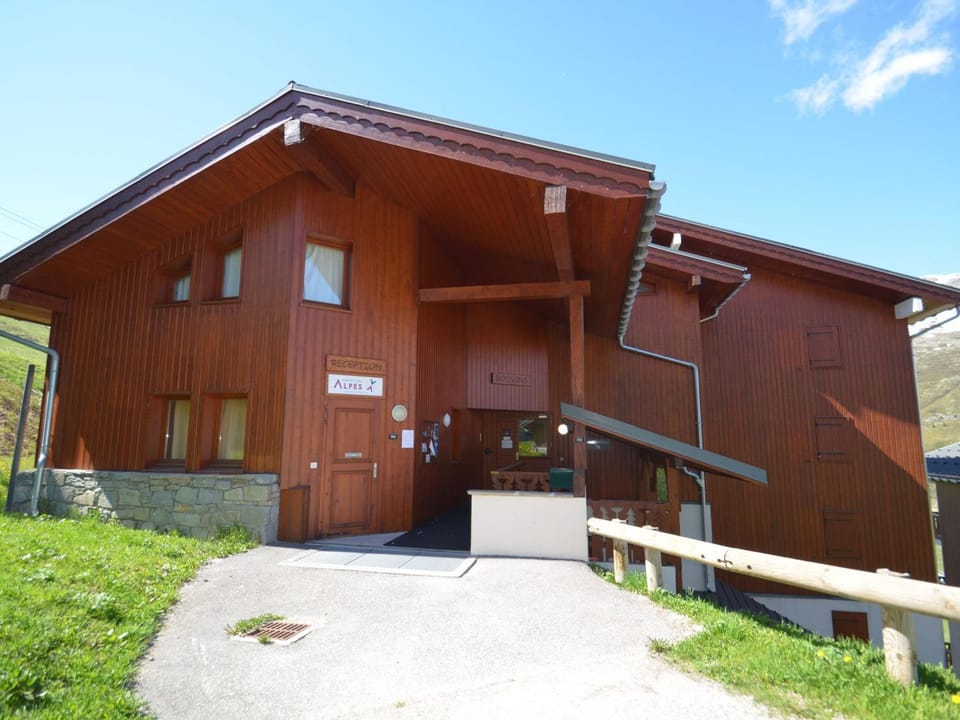 Duplex 8 pers. aux Menuires, ski aux pieds, animaux admis - FR-1-452-105 Apartment in Les Allues