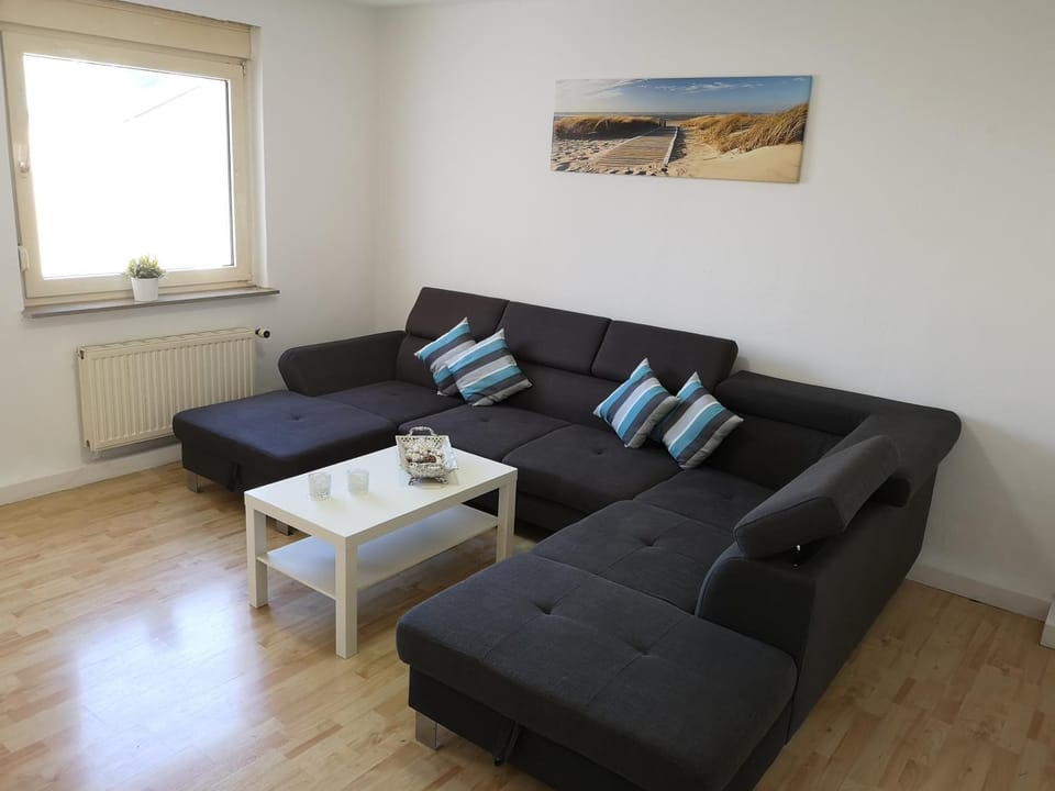 Living room, Photo of the whole room, Decorative detail, Seating area