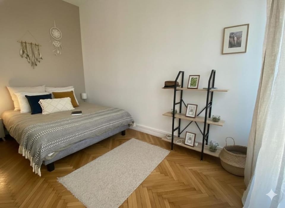 Bed, Photo of the whole room, Bedroom, internet, towels, air conditioner