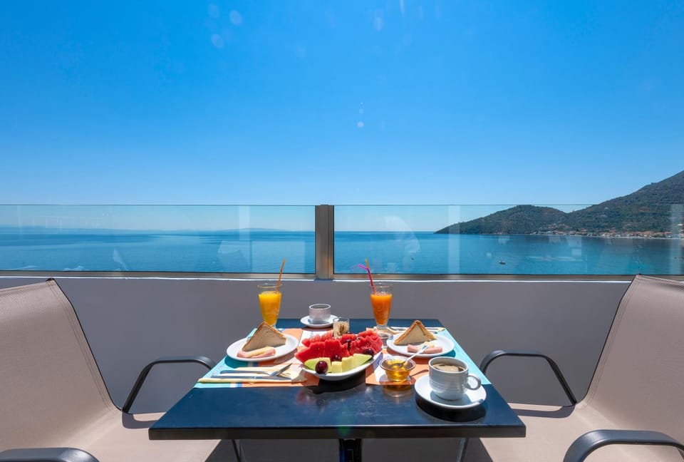 Restaurant/places to eat, Sea view, Breakfast