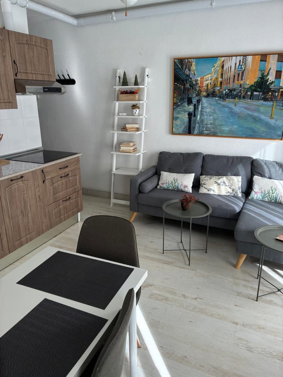 Kitchen or kitchenette, Living room, Seating area, Dining area