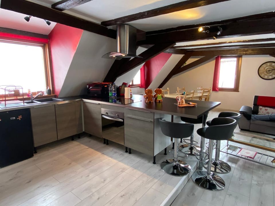 Kitchen or kitchenette, Dining area