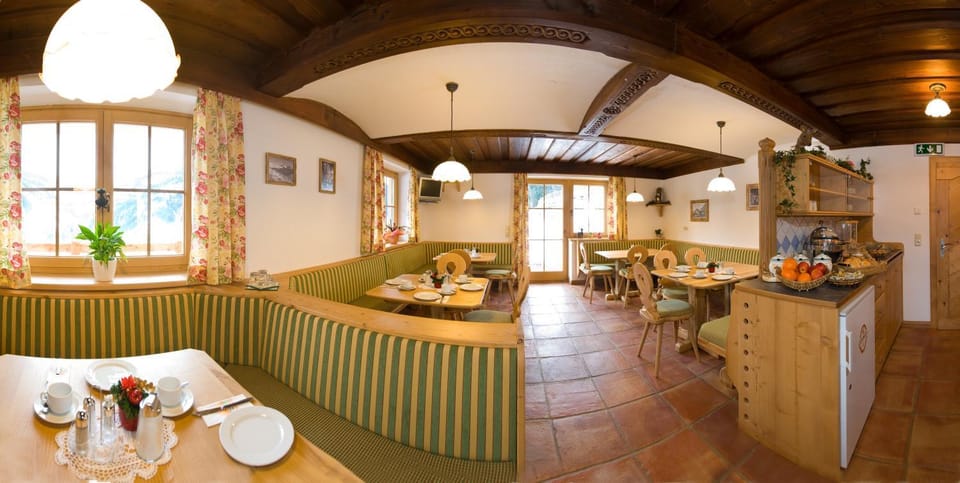 Restaurant/places to eat, Food and drinks, Seating area, Food, Breakfast, Buffet breakfast