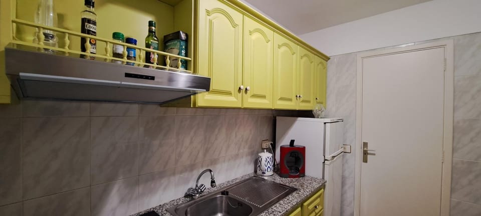 Kitchen or kitchenette, dishwasher, minibar, stove