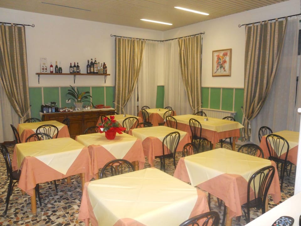 Restaurant/places to eat, Lounge or bar