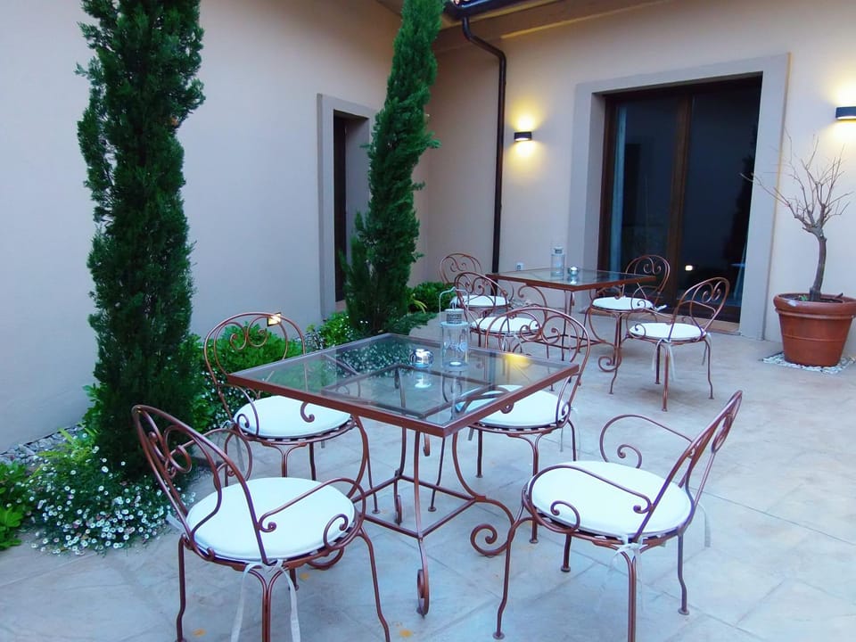 Patio, Restaurant/places to eat, BBQ facilities, Garden, Banquet/Function facilities
