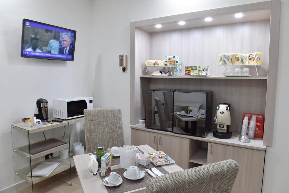 Coffee/tea facilities, Food and drinks, Breakfast, minibar