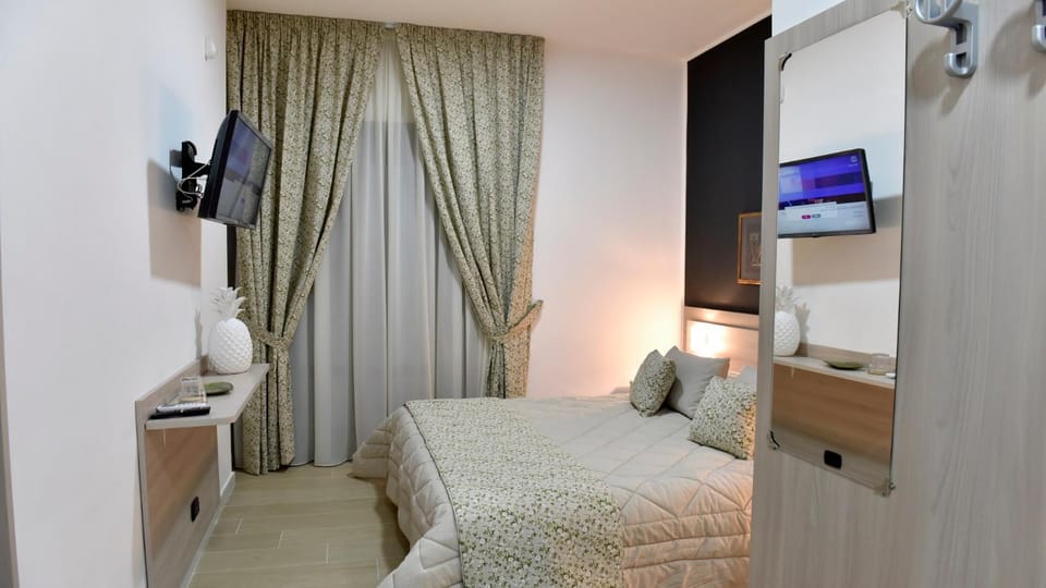 TV and multimedia, Photo of the whole room, Bedroom