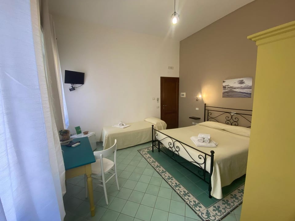 Bed, TV and multimedia, Living room, Photo of the whole room, Seating area, Bedroom