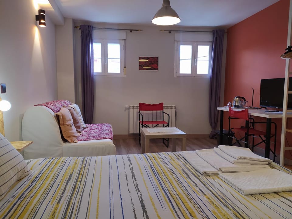 Bed, Photo of the whole room, Decorative detail, Seating area