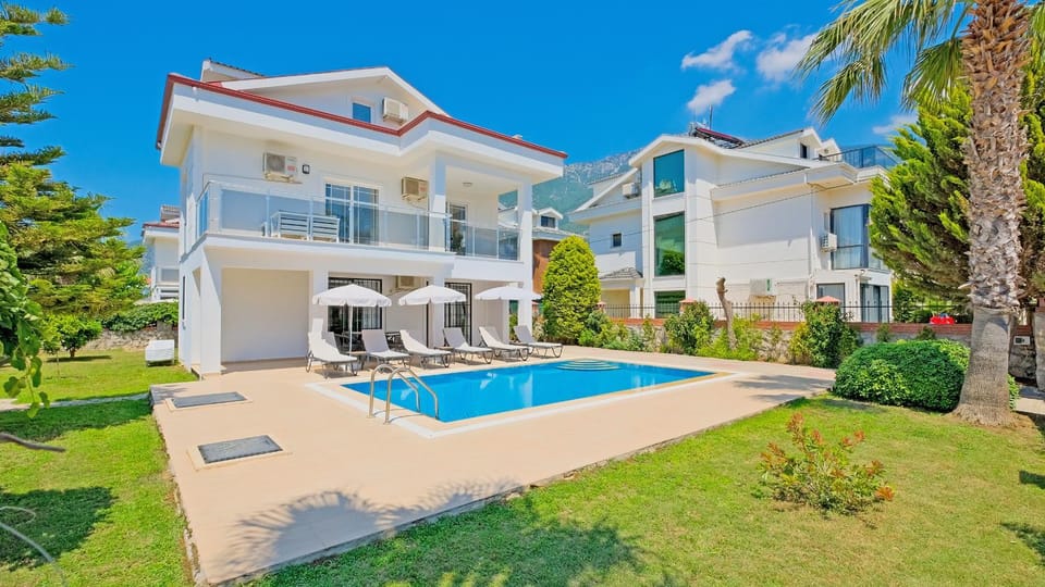 Property building, Garden, Swimming pool