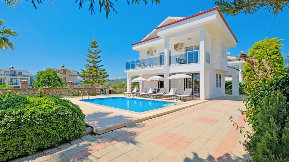 Property building, Garden, Swimming pool, Parking
