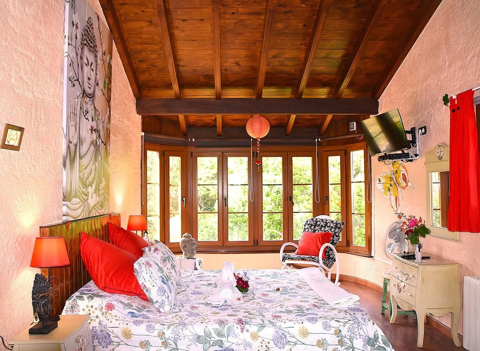 Property building, Bed, Photo of the whole room, Seating area, Bedroom