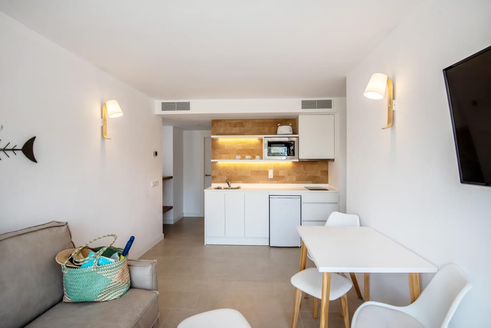 Kitchen or kitchenette, Living room