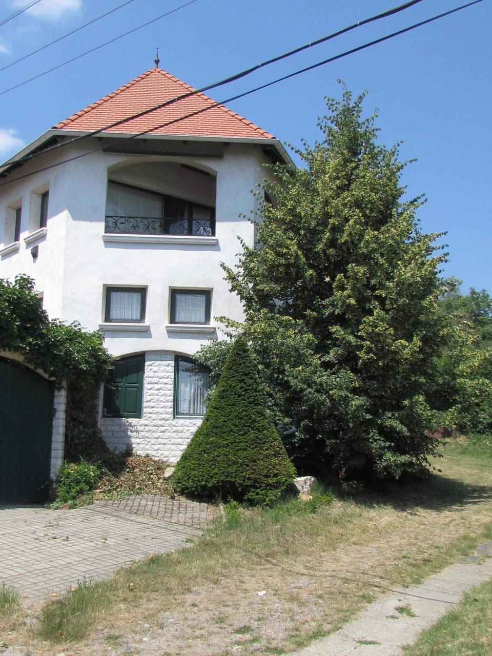 Facade/entrance