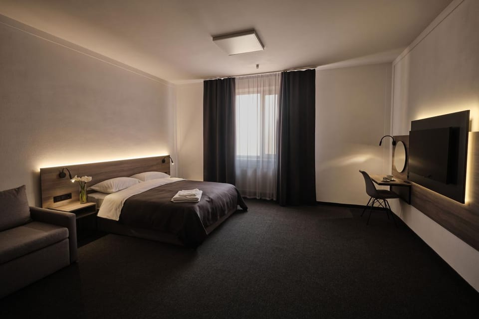 Bed, TV and multimedia, Photo of the whole room, Bedroom