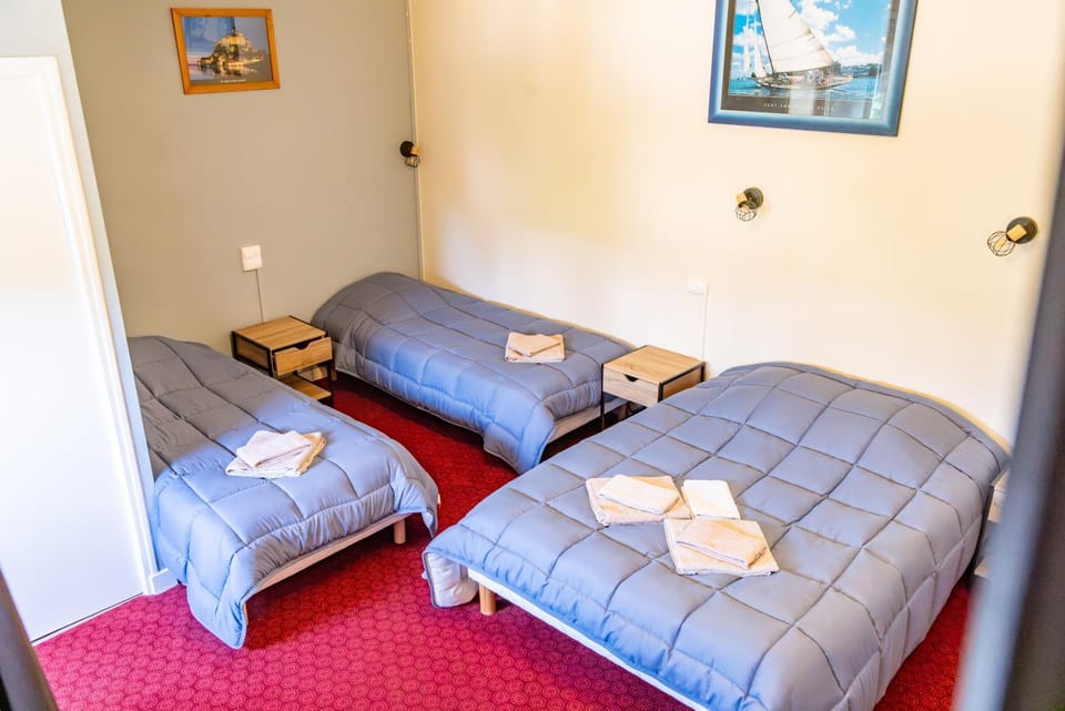 Bed, towels